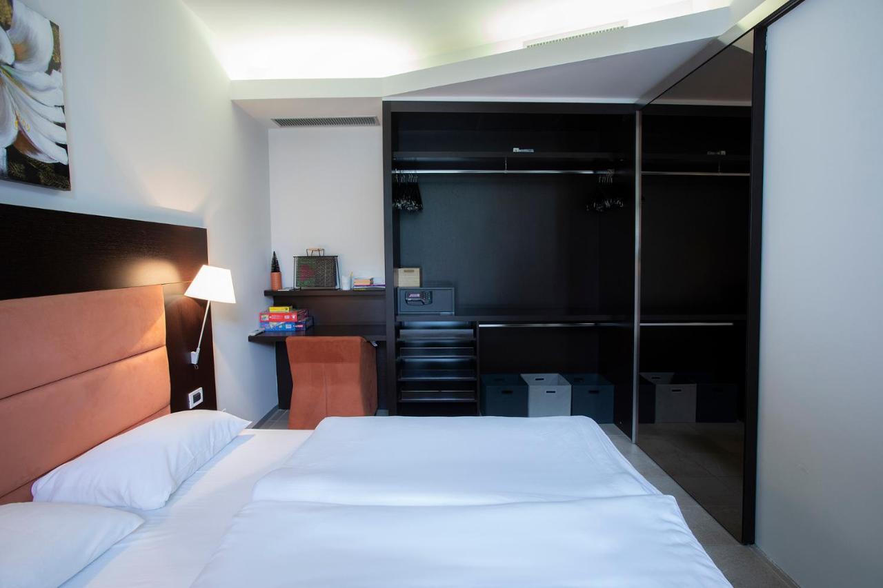 Trio Apartment *
